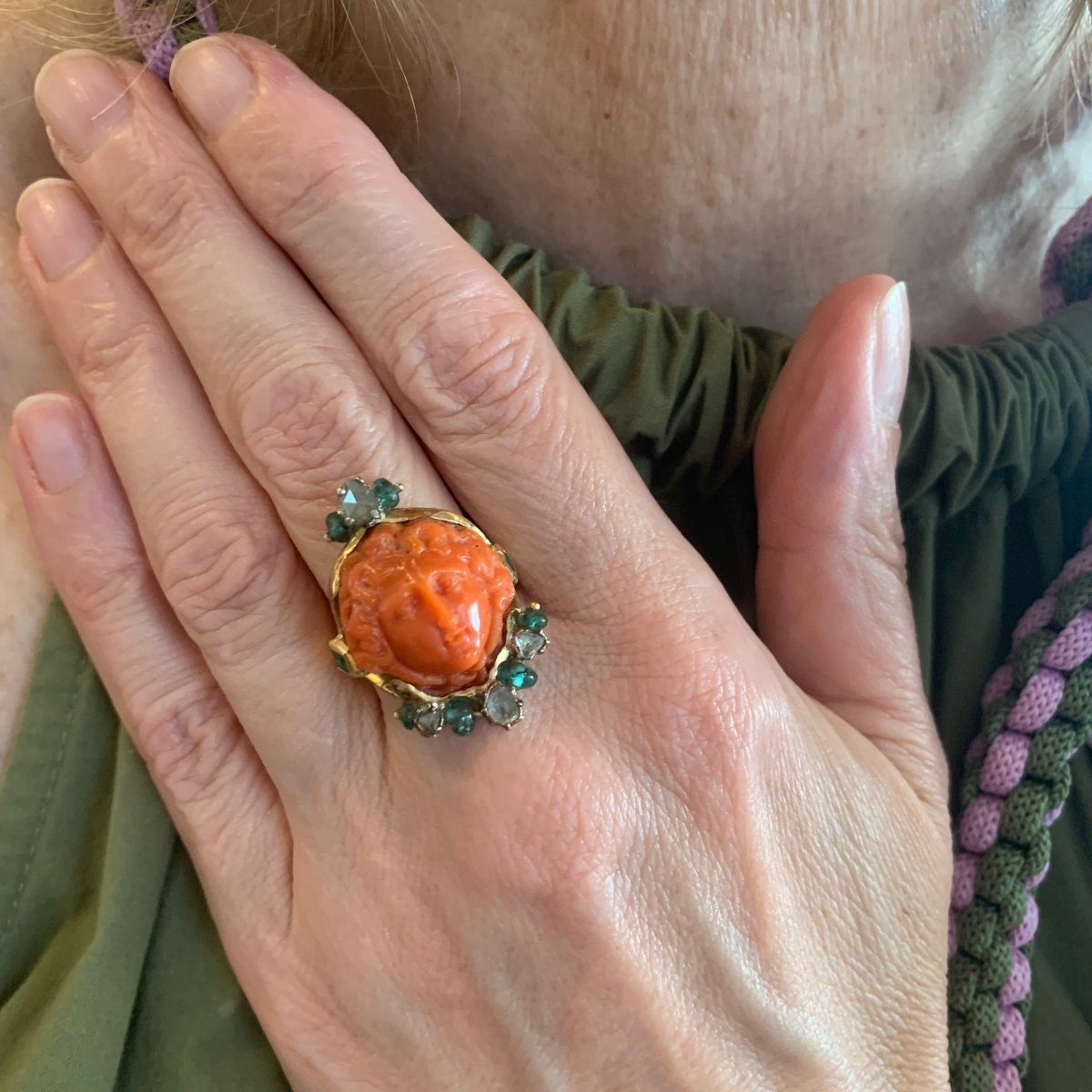 Bague Cocktail en or jaune, corail, émeraudes et diamants - Castafiore