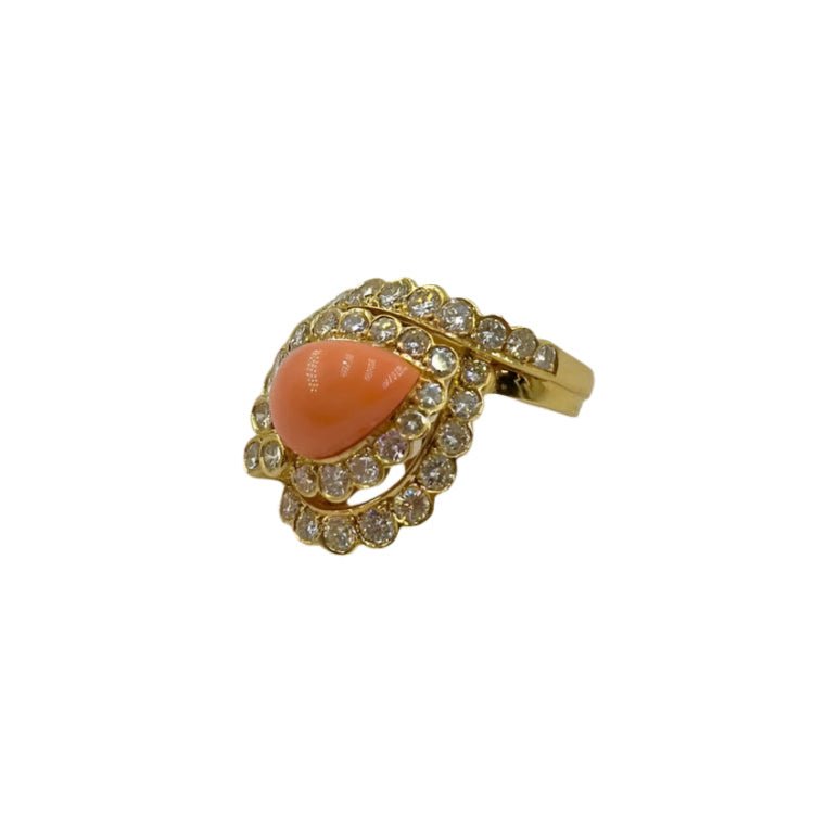 Bague Cocktail en or jaune, corail et diamants - Castafiore
