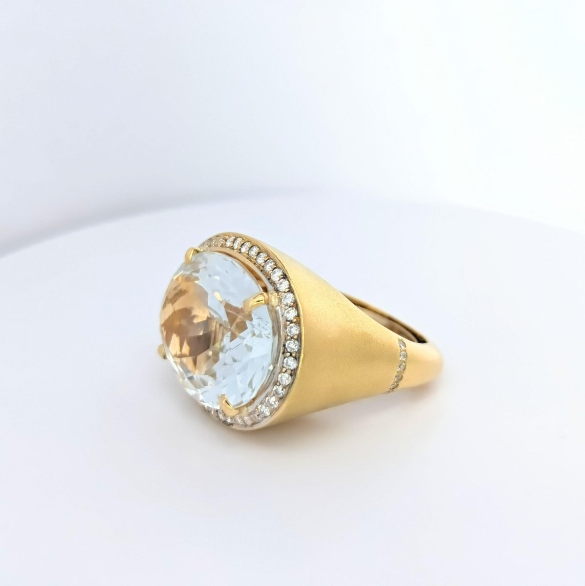 Bague cocktail en or jaune diamants et topaze - Castafiore