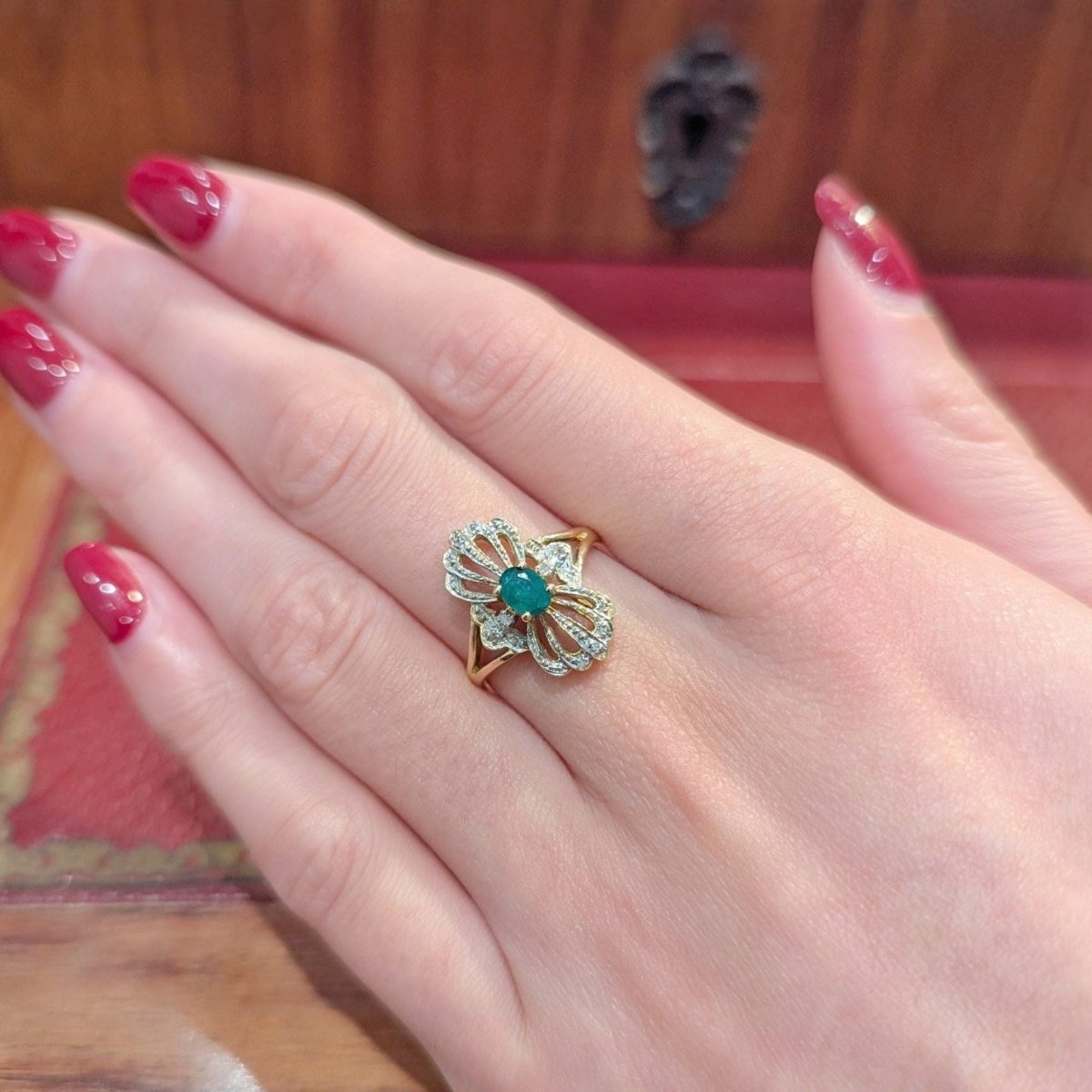 Bague Cocktail en or jaune, émeraude et diamants - Castafiore