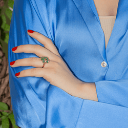 Bague Cocktail en or jaune, émeraudes et diamants - Castafiore