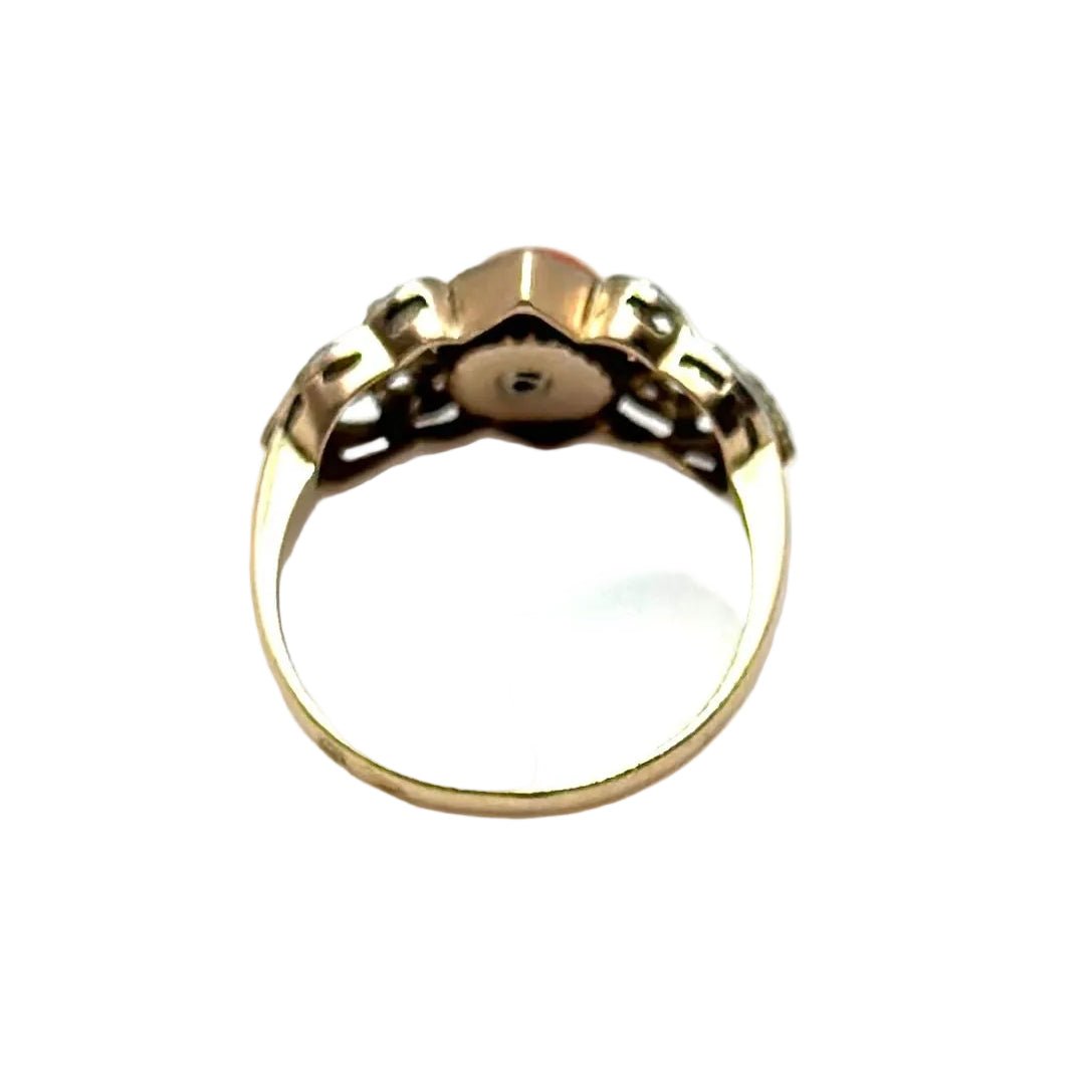 Bague Cocktail en or jaune, or blanc, platine, corail et diamants - Castafiore