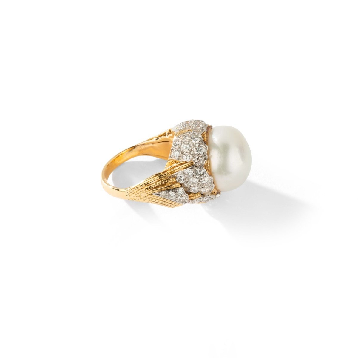 Bague Cocktail en or jaune, perle et diamants - Castafiore