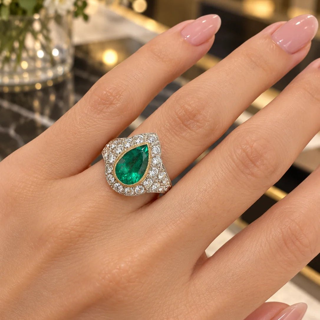 Bague Cocktail en or jaune, platine, émeraude et diamants - Castafiore