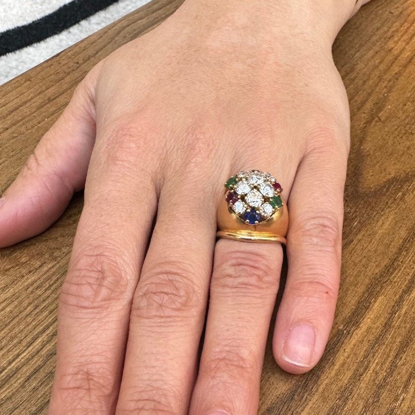 Bague Cocktail en or jaune, rubis, émeraudes, saphirs et diamants - Castafiore
