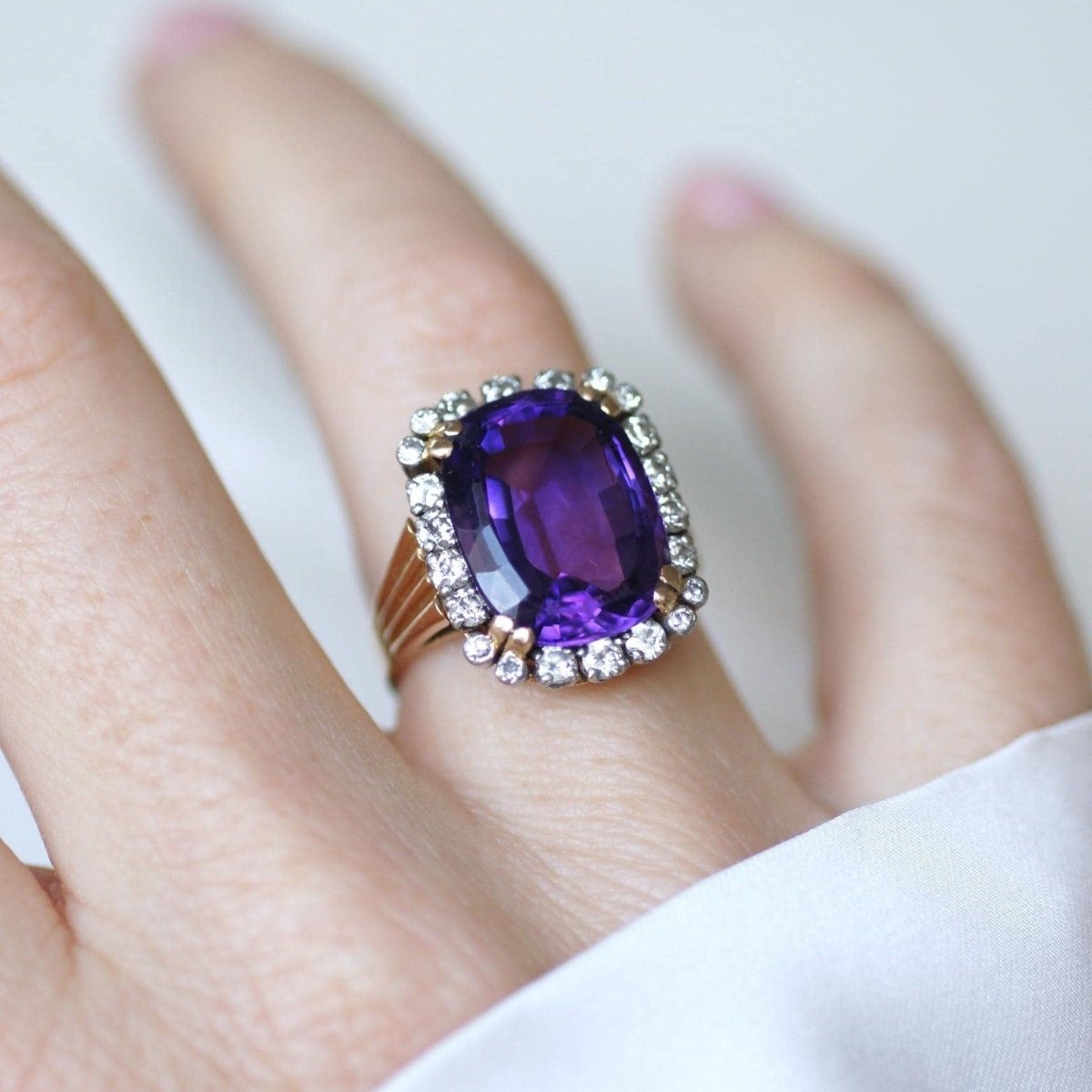 Bague Cocktail en or rose, platine, améthyste, et diamants - Castafiore