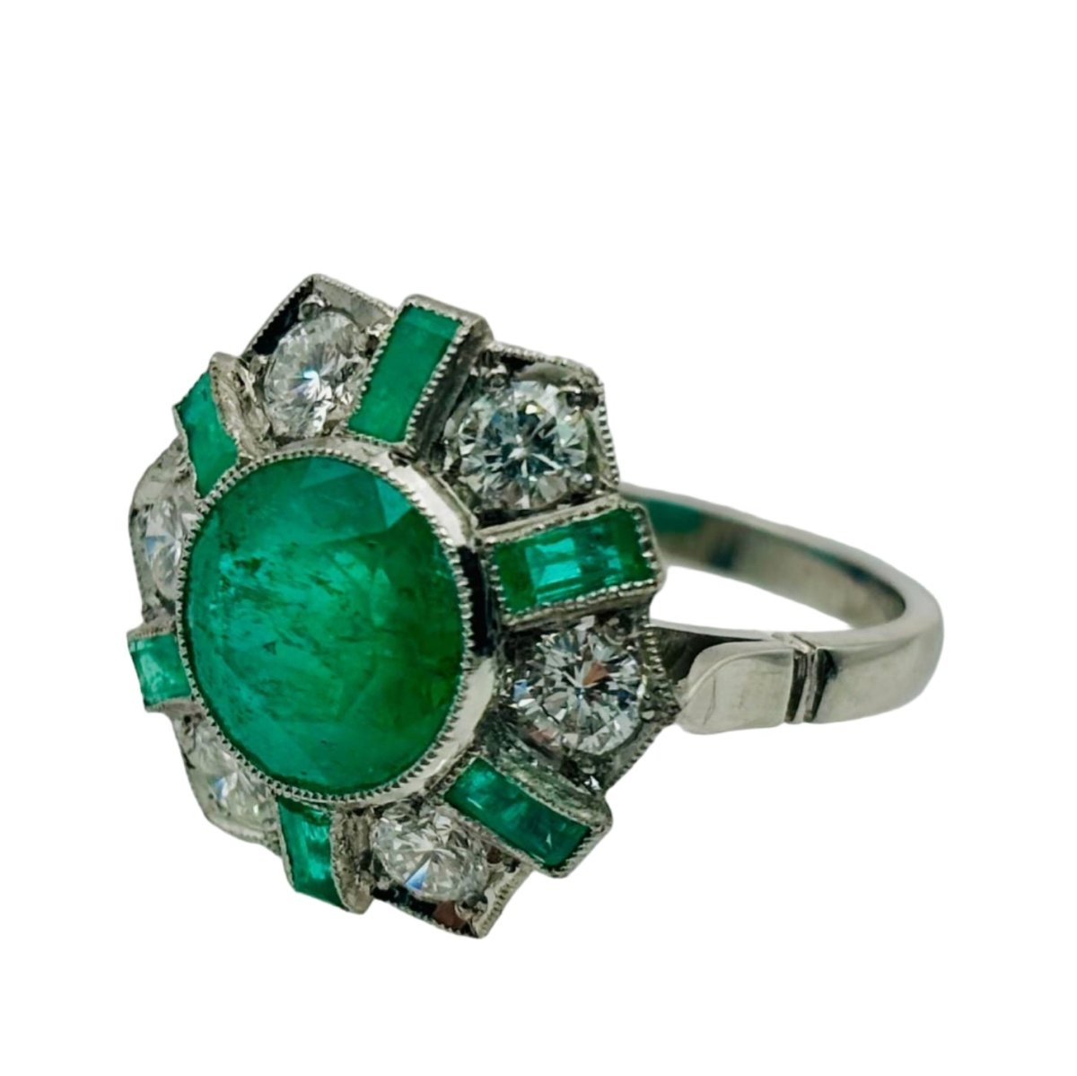 Bague Cocktail en platine, émeraudes et diamants - Castafiore