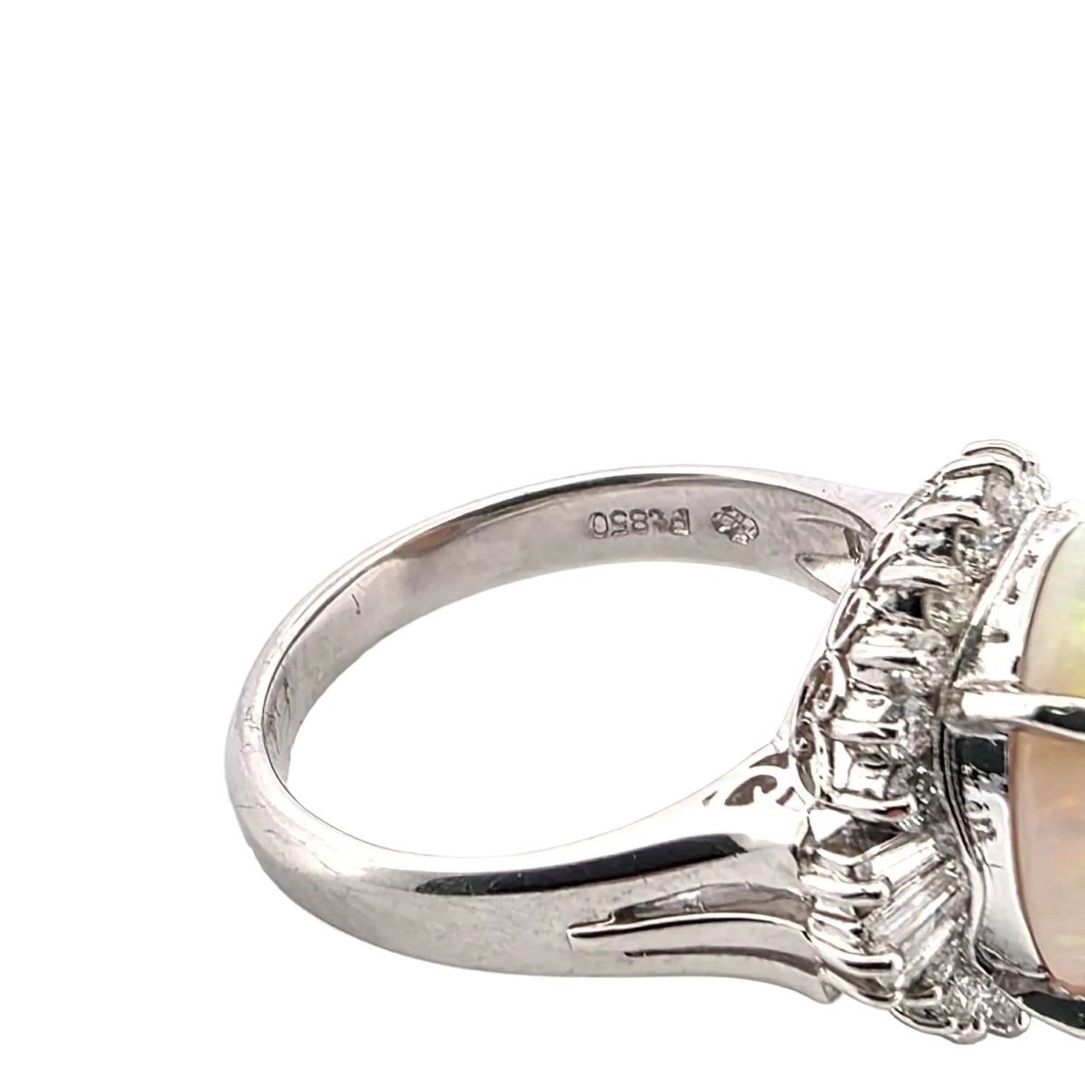 Bague Cocktail en platine, opale et diamants - Castafiore