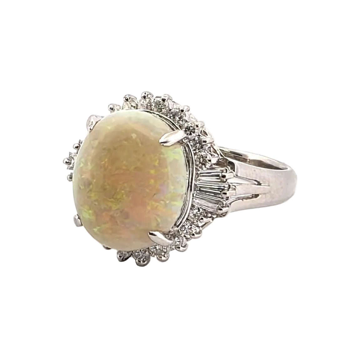 Bague Cocktail en platine, opale et diamants - Castafiore
