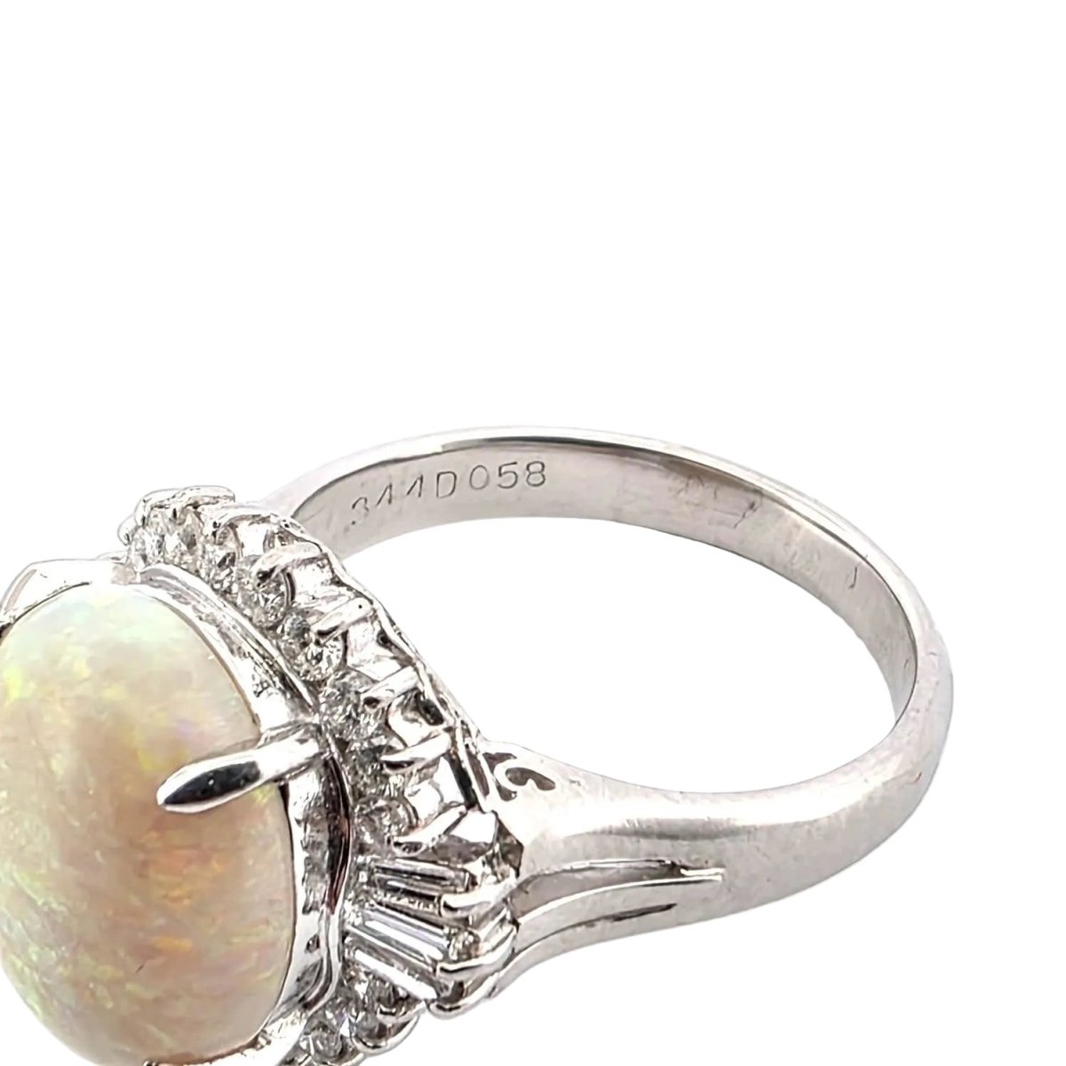 Bague Cocktail en platine, opale et diamants - Castafiore