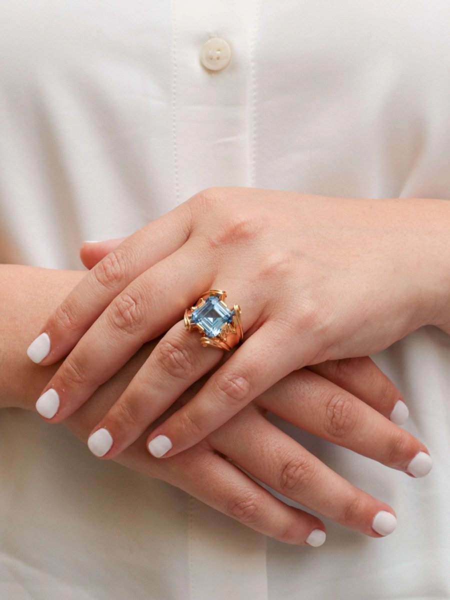 Bague cocktail vintage en or et pierre bleue - Castafiore