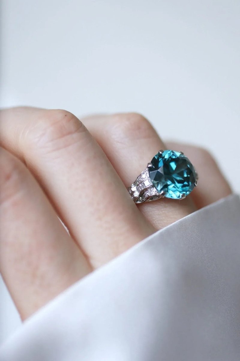 Bague Cocktail Zircon bleu et diamants sur platine - Castafiore