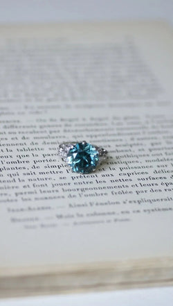 Bague Cocktail Zircon bleu et diamants sur platine - Castafiore