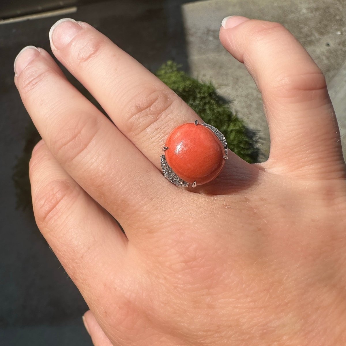 Bague corail, platine et diamants - Castafiore