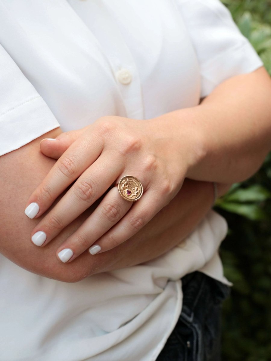 Bague d’amour vintage IL BAT POUR TOI en or et rubis - Castafiore