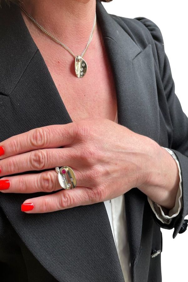BAGUE DE CRÉATEUR RUBIS ET DIAMANTS - Castafiore