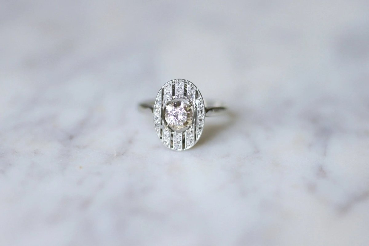 Bague de fiançailles ovale Art Deco platine or blanc et diamants - Castafiore