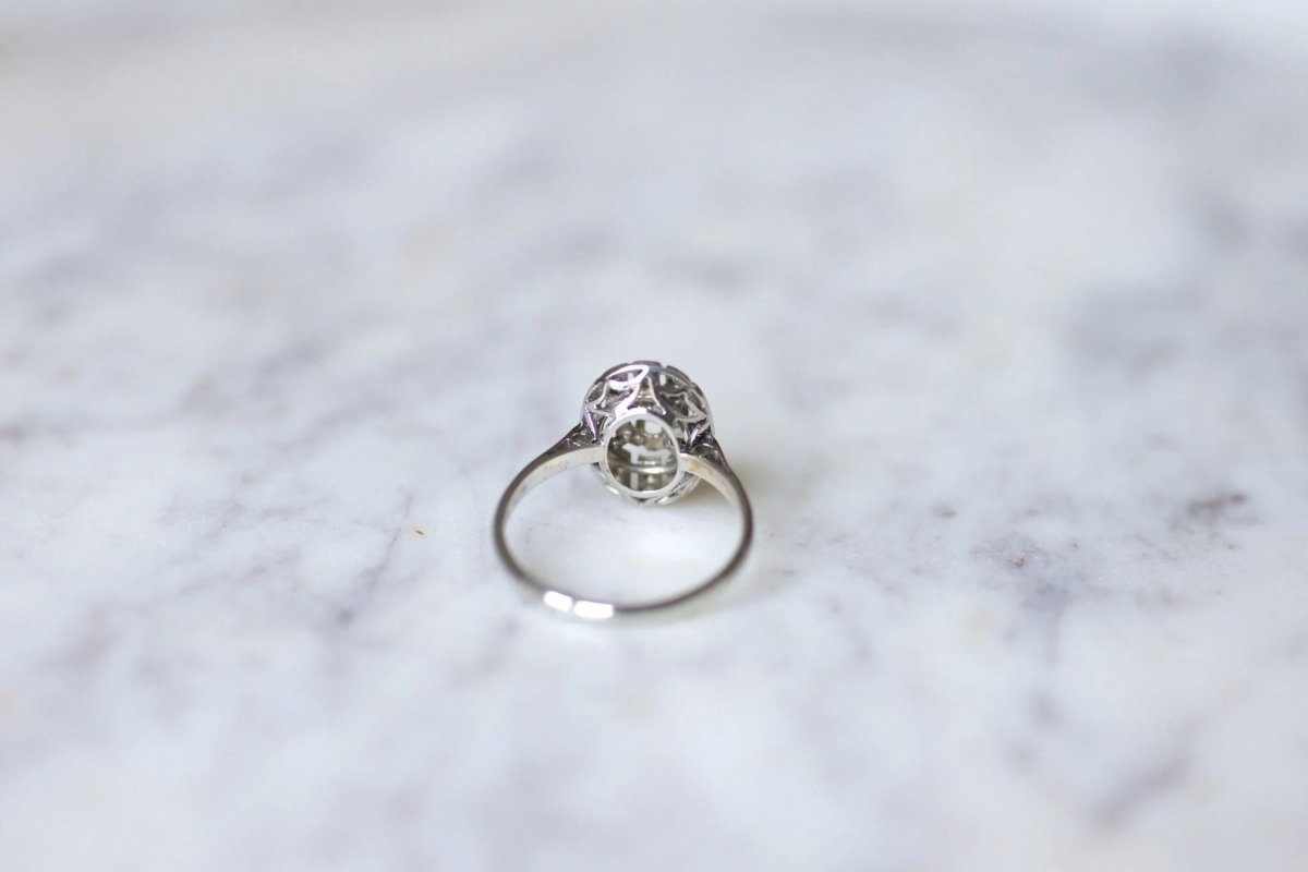 Bague de fiançailles ovale Art Deco platine or blanc et diamants - Castafiore