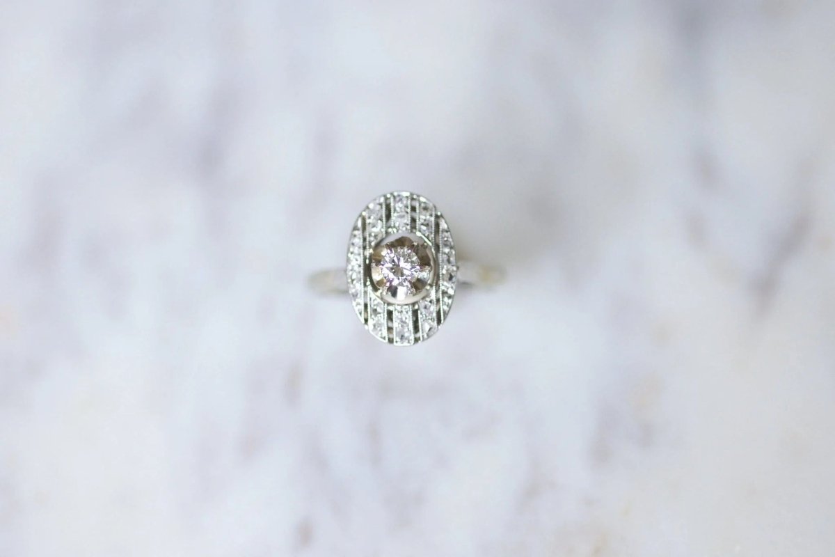 Bague de fiançailles ovale Art Deco platine or blanc et diamants - Castafiore
