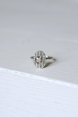 Bague de fiançailles ovale Art Deco platine or blanc et diamants - Castafiore