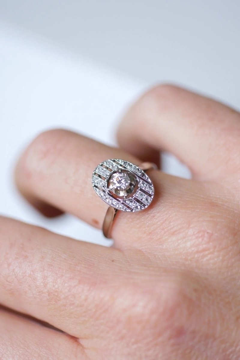 Bague de fiançailles ovale Art Deco platine or blanc et diamants - Castafiore