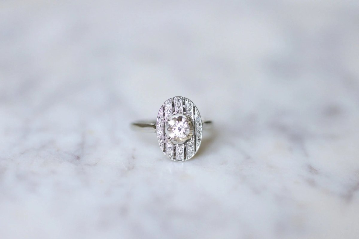 Bague de fiançailles ovale Art Deco platine or blanc et diamants - Castafiore