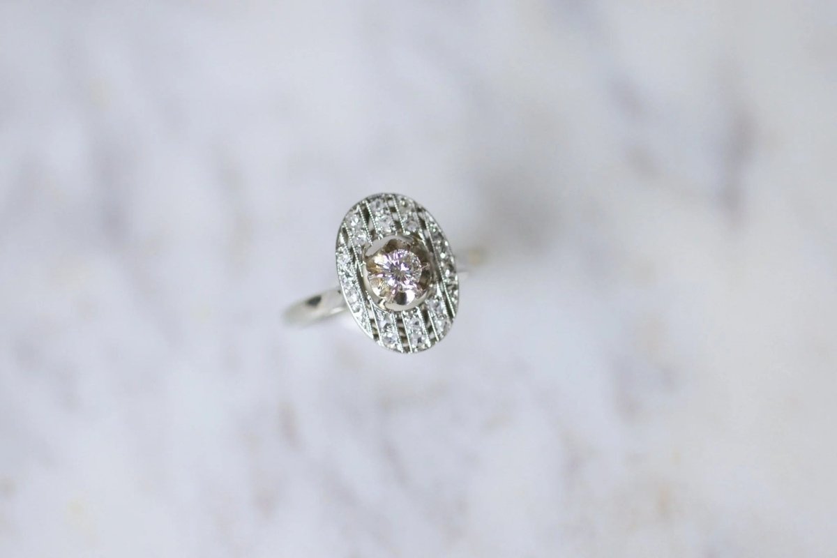 Bague de fiançailles ovale Art Deco platine or blanc et diamants - Castafiore