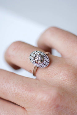 Bague de fiançailles ovale Art Deco platine or blanc et diamants - Castafiore