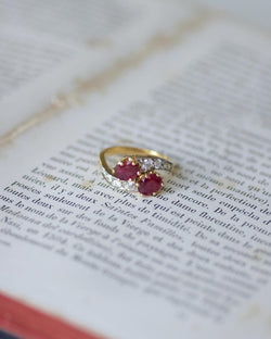 Bague de Fiançailles Toi et Moi Rubis et Diamants sur Or Jaune - Castafiore