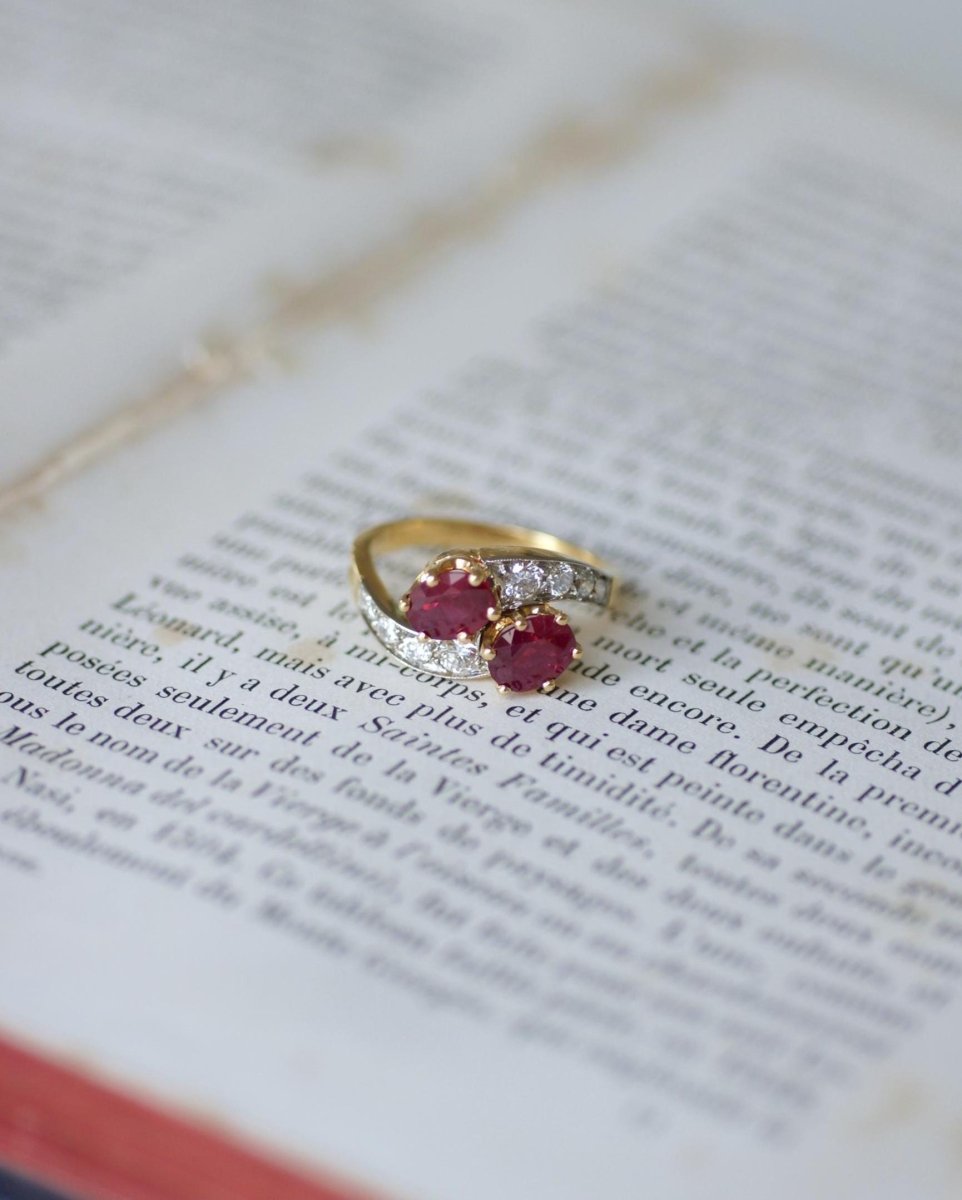 Bague de Fiançailles Toi et Moi Rubis et Diamants sur Or Jaune - Castafiore