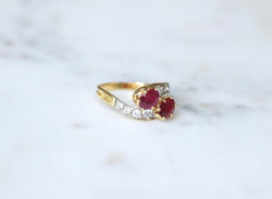Bague de Fiançailles Toi et Moi Rubis et Diamants sur Or Jaune - Castafiore