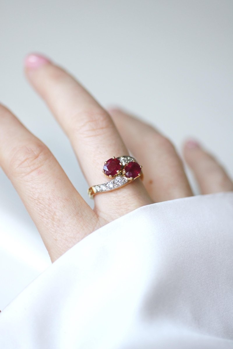 Bague de Fiançailles Toi et Moi Rubis et Diamants sur Or Jaune - Castafiore