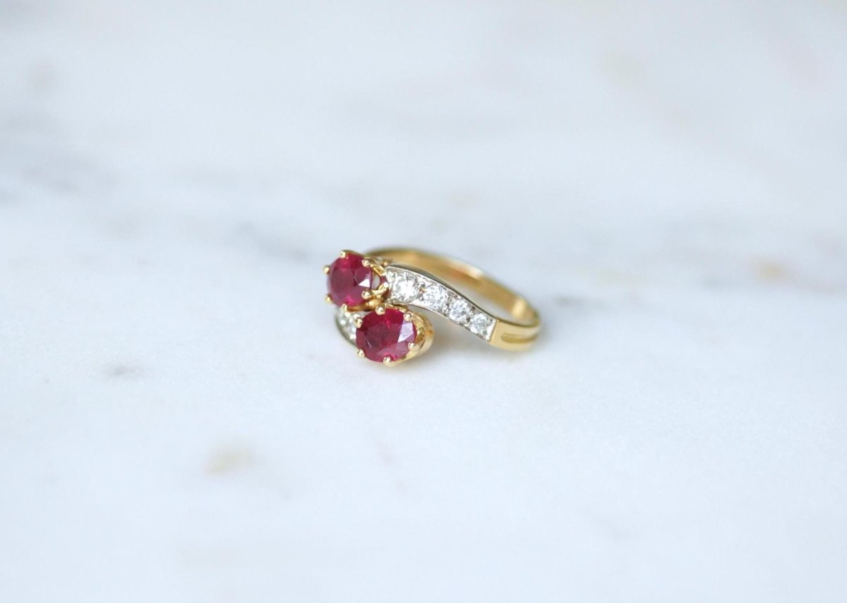 Bague de Fiançailles Toi et Moi Rubis et Diamants sur Or Jaune - Castafiore