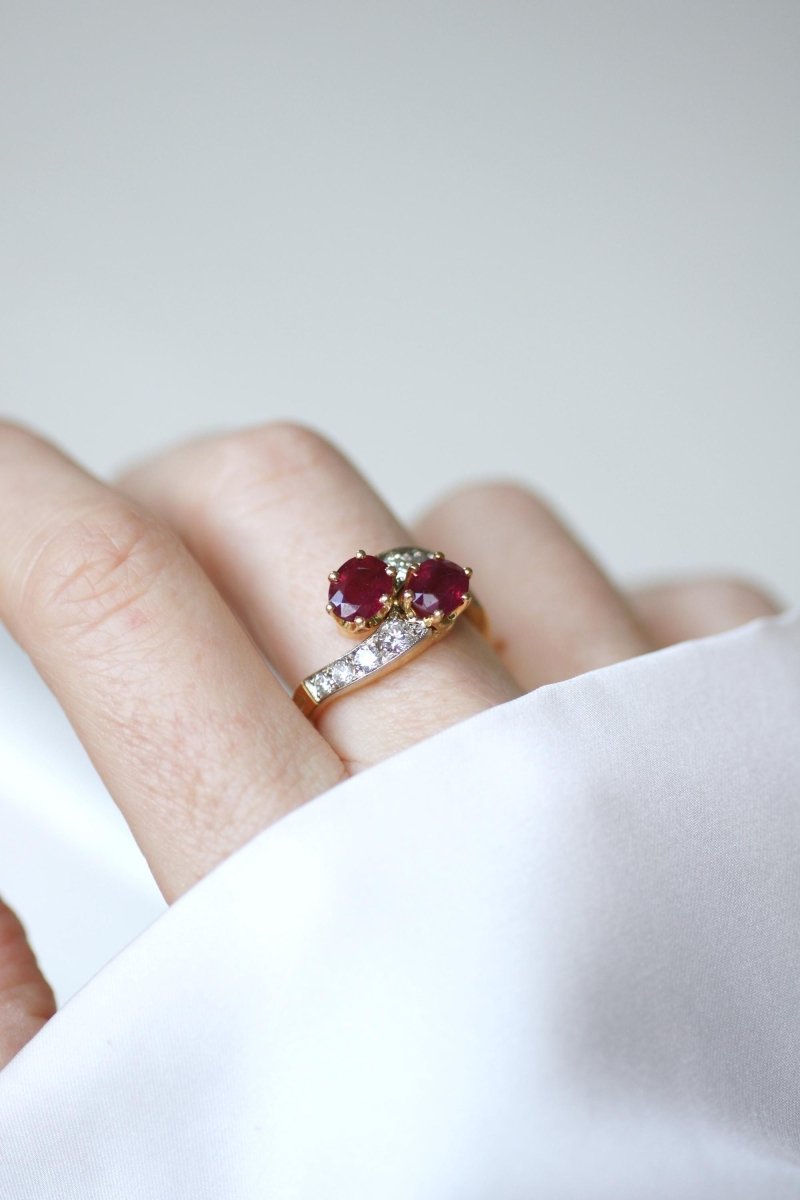 Bague de Fiançailles Toi et Moi Rubis et Diamants sur Or Jaune - Castafiore