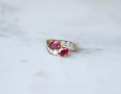 Bague de Fiançailles Toi et Moi Rubis et Diamants sur Or Jaune - Castafiore