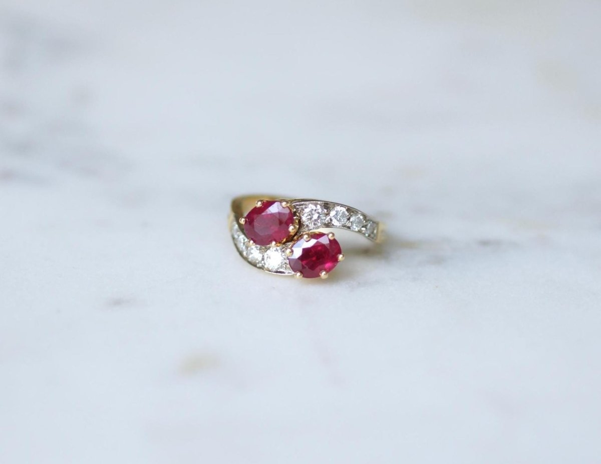 Bague de Fiançailles Toi et Moi Rubis et Diamants sur Or Jaune - Castafiore