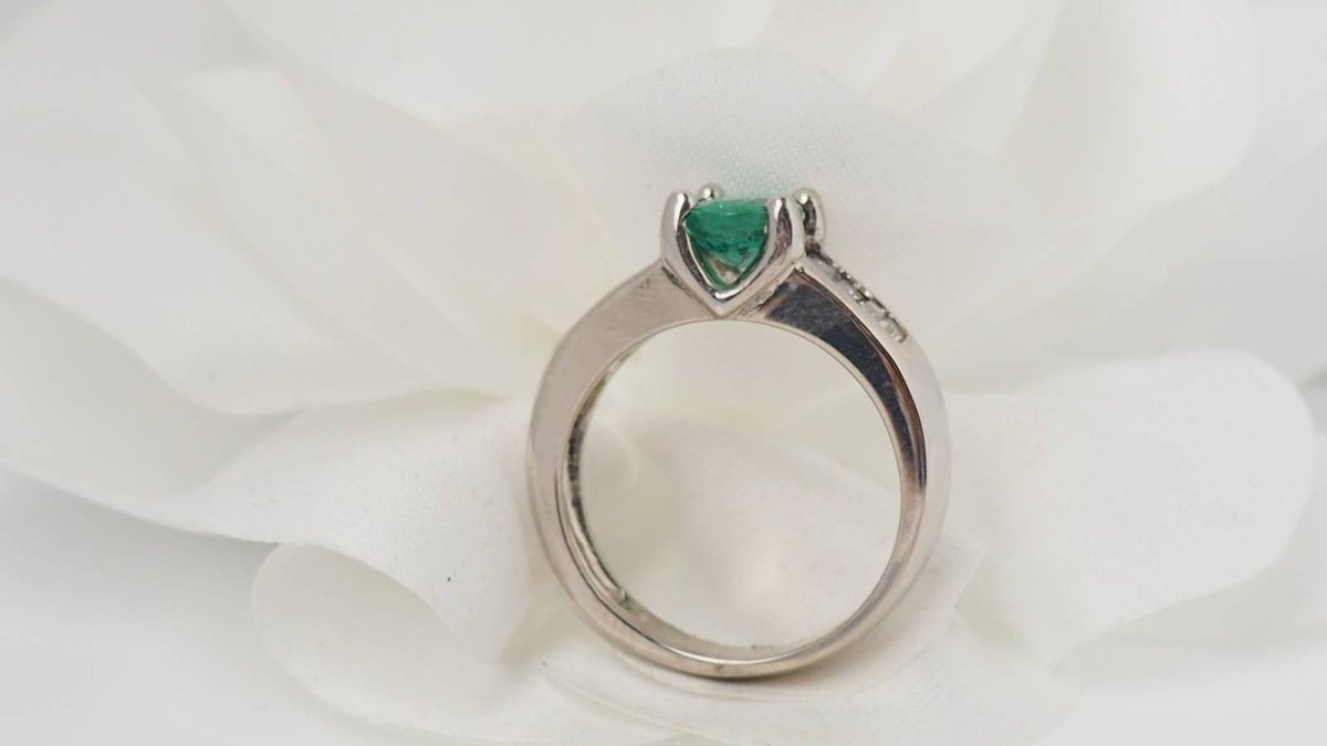 Bague de luxe en or blanc, émeraude et diamants baguettes - Castafiore