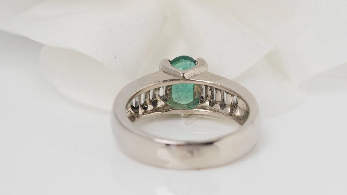 Bague de luxe en or blanc, émeraude et diamants baguettes - Castafiore