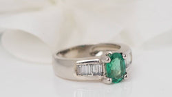 Bague de luxe en or blanc, émeraude et diamants baguettes - Castafiore