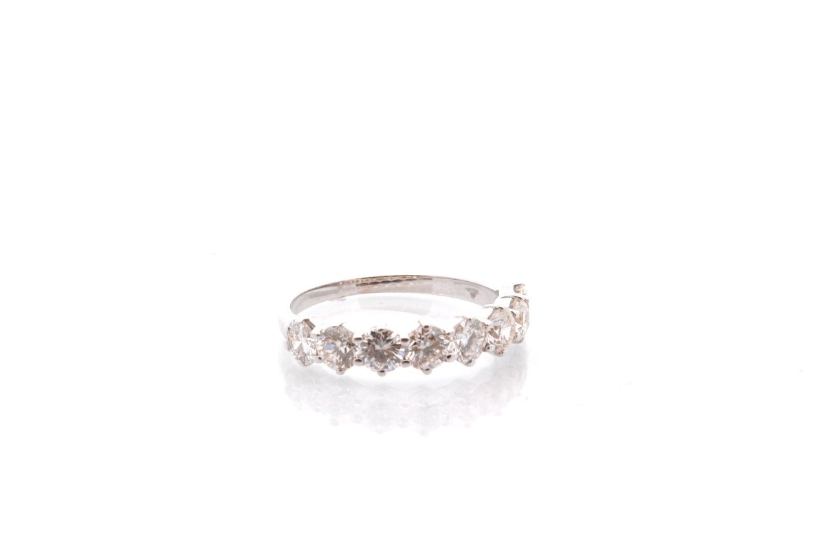 Bague Demi alliance en or blanc et diamants - Castafiore