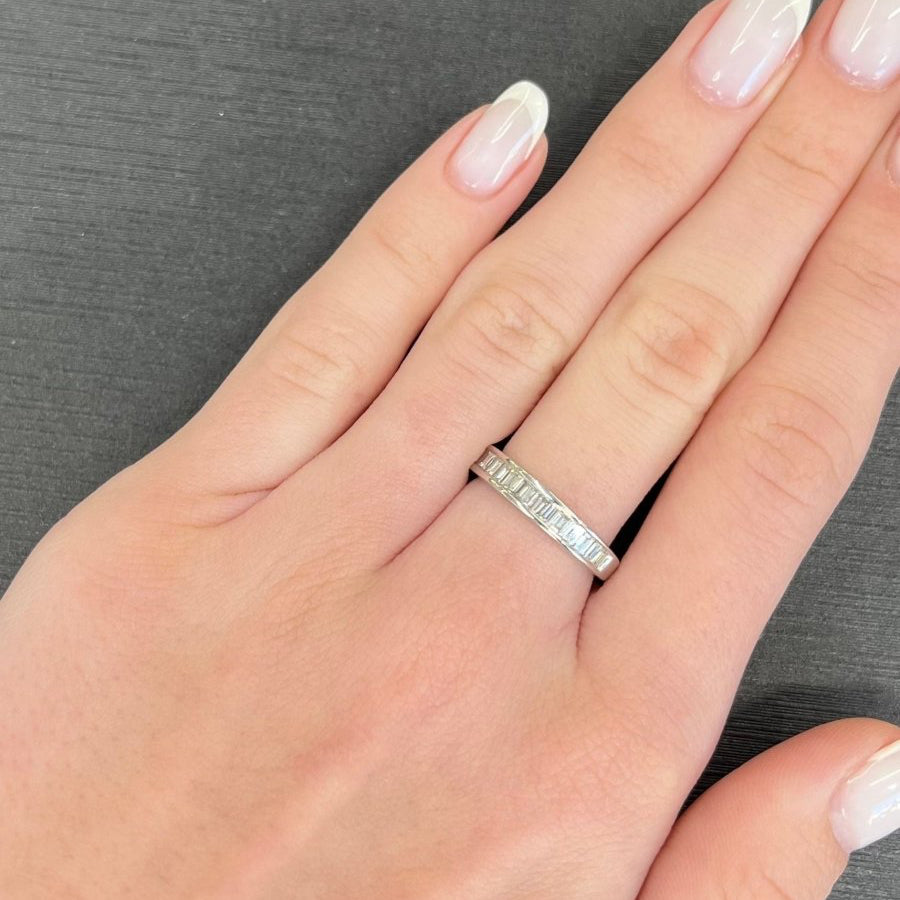 Bague Demi - alliance en or blanc et diamants - Castafiore