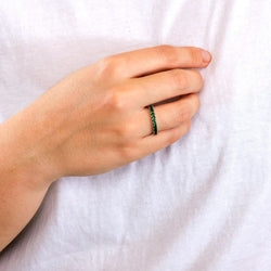 Bague Demi alliance en or blanc grenats tsavorites - Castafiore