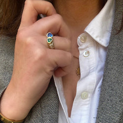 Bague deux cœurs en or jaune saphir et émeraude - Castafiore