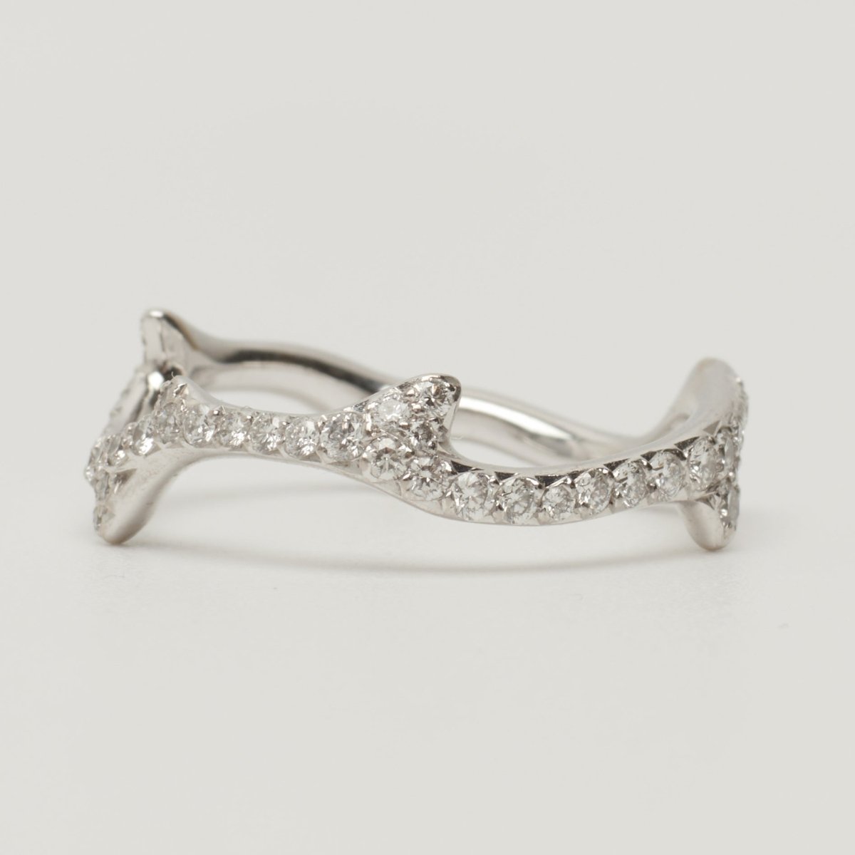 Bague Dior Bois de rose en or blanc et diamants taille 56 - Castafiore