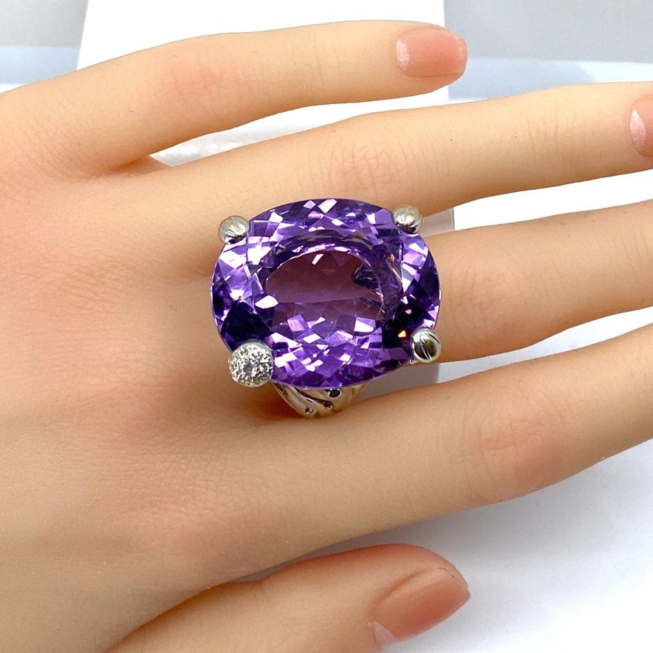 Bague DIOR en or 18 carats, grand modèle MISS DIOR, améthyste et diamants - Castafiore