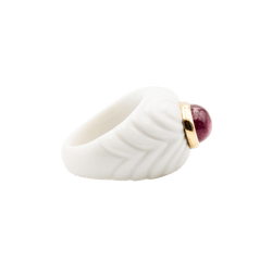 Bague Dôme BULGARI "Chandra" en céramique blanche, or jaune et tourmaline rose - Castafiore