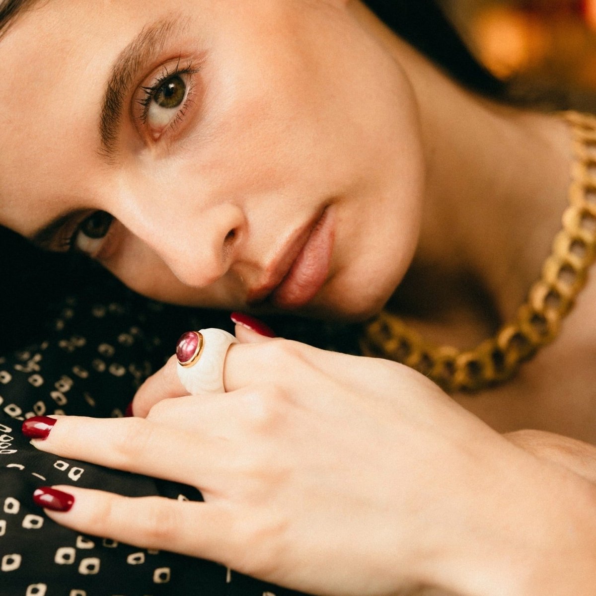 Bague Dôme BULGARI "Chandra" en or jaune, céramique blanche et tourmaline rose - Castafiore