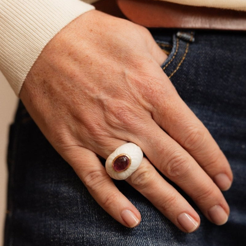 Bague Dôme BVLGARI "Chandra" en céramique blanche, or jaune et tourmaline rose - Castafiore