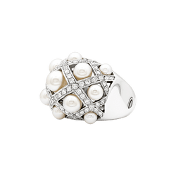 Ring CHANEL, "Baroque", white gold, diamonds.