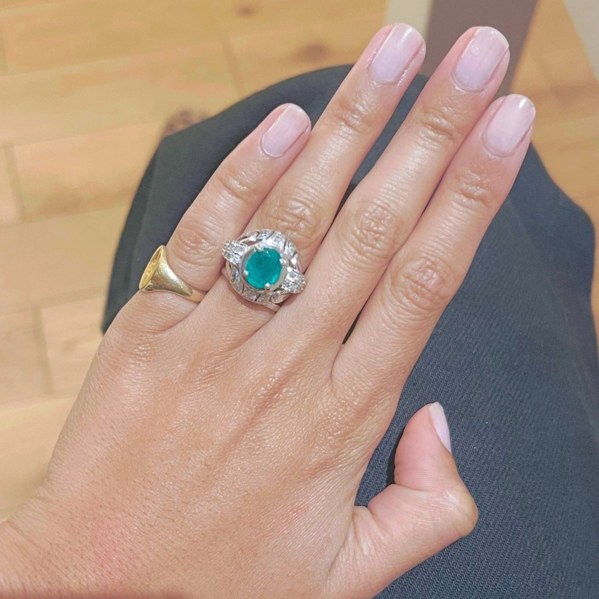 Bague Dôme en or blanc, émeraude et diamants - Castafiore